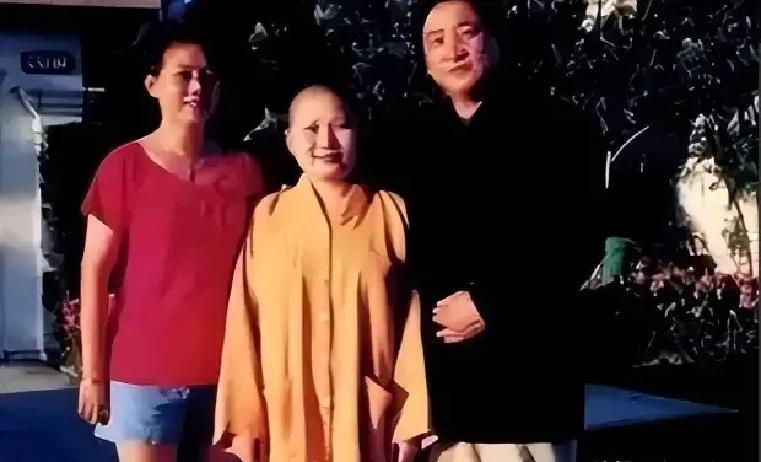 2000年，姜昆在美国洛杉矶的一座寺庙里，意外见到一个熟悉的身影，对方穿着一身旧布衣，手里拿着扫帚正在清理院子里的落叶，动作特别轻，整个人跟周围的安静劲儿完全合在一起。
 
等那人停下手里的活计抬起头，姜昆整个人都愣住了，这不就是那个唱红了大江南北的李娜吗？
 
姜昆往前走了几步，又停下。李娜先开了