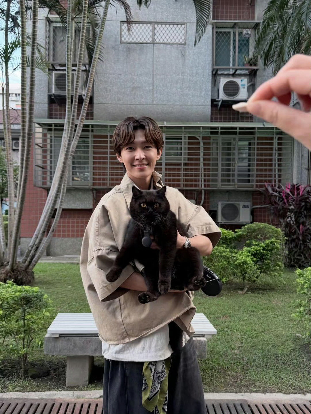 #炎亚纶[超话]# 被小咪包围的大咪 🐈 ​