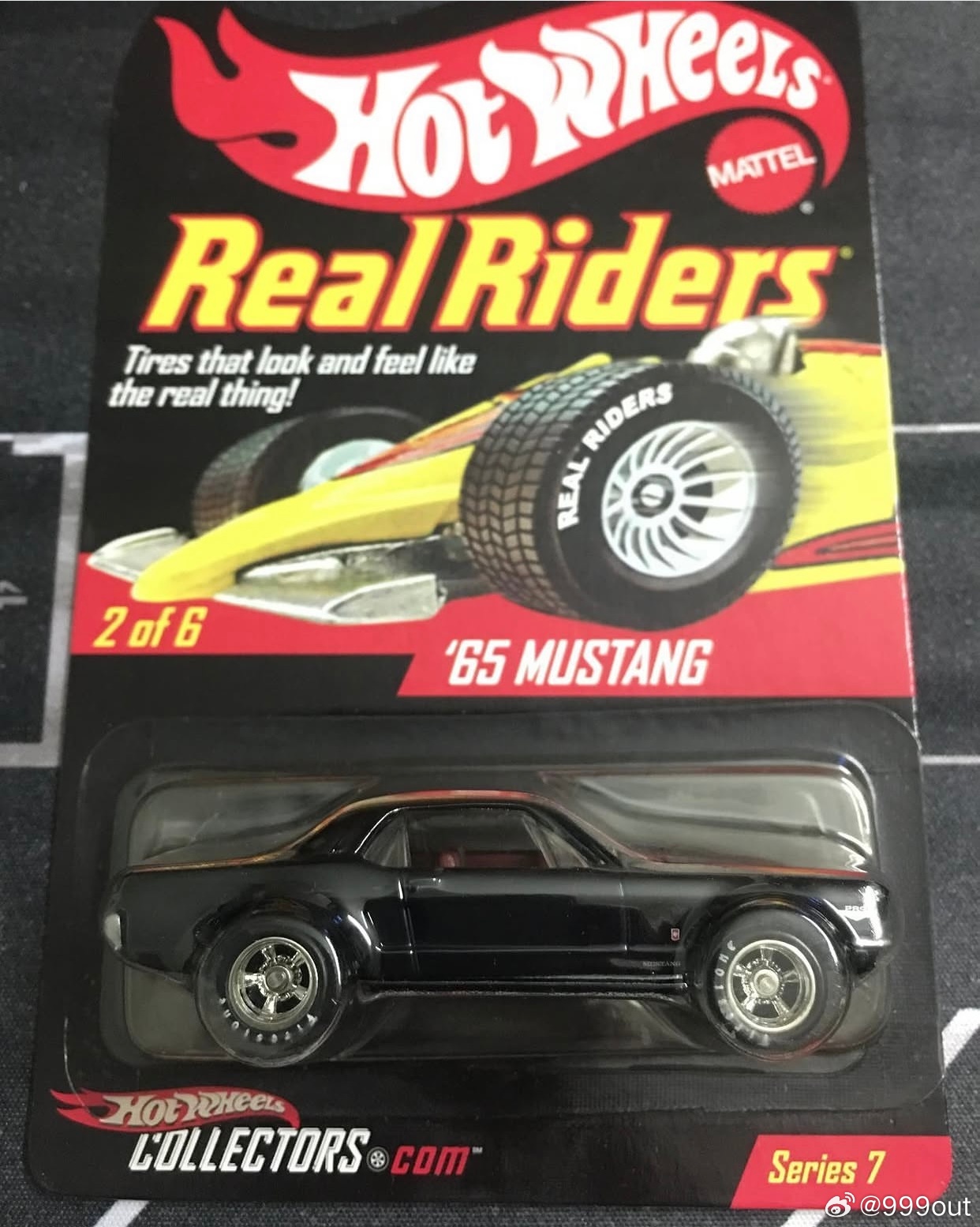 #风火轮故事每日科普[超话]#  这款风火轮模型是 Hot Wheels 2008年红线俱乐部（RLC / HWC）限量发售的第7系列 Real Riders 系列中的 '65 Mustang（1965年福特野马）黑色限量版车模。🔴 核心藏品信息车款名称：'65 Mustang（1965 福特野马硬顶跑车）出自系列：Real Riders Series 7（充气橡胶胎第7系 ​