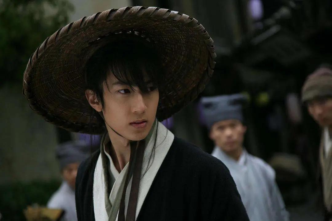 2008年《剑蝶》，吴尊饰演梁仲山，性格羞涩、不善言辞，但对感情极为执...