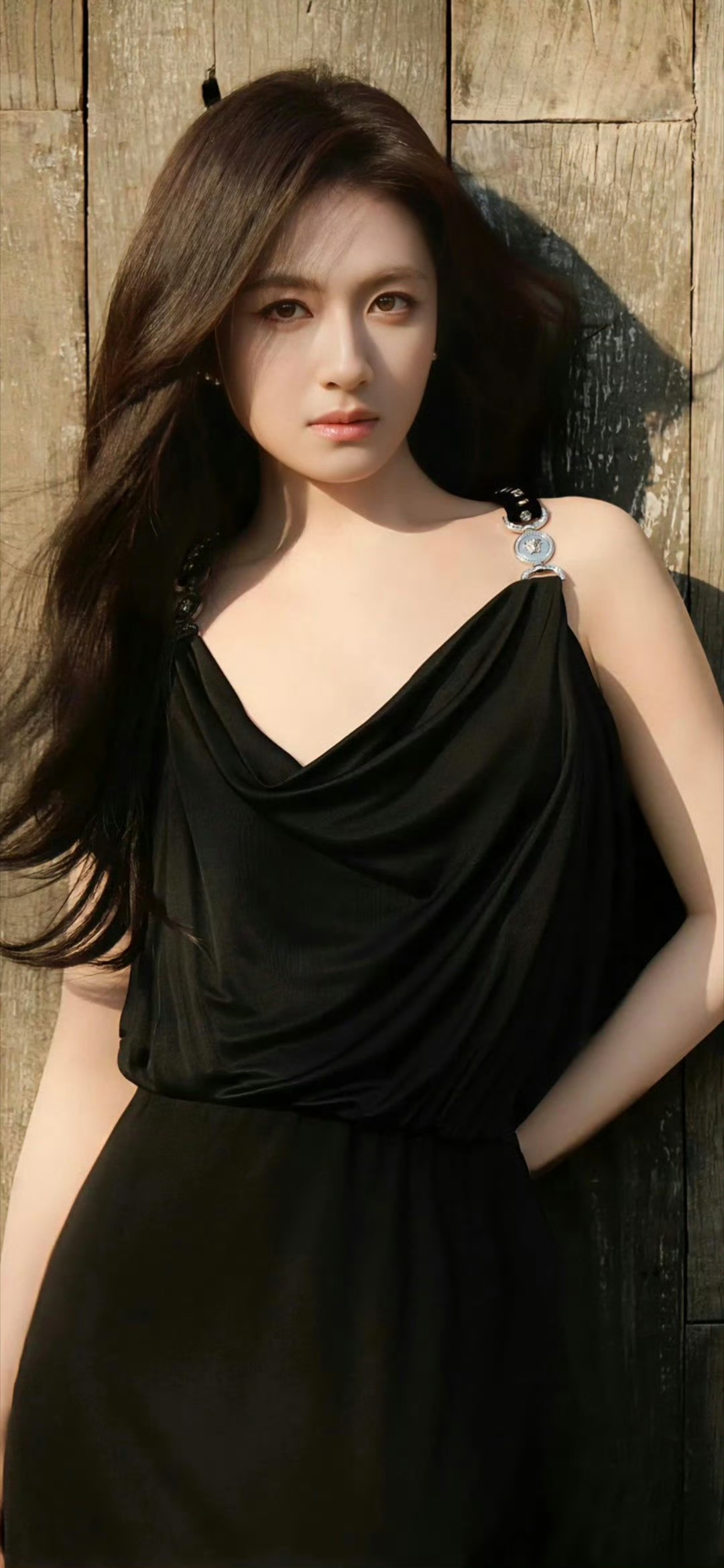 优雅黑裙，气质女神，木墙背景，自然光下，完美呈现。李兰迪！！！