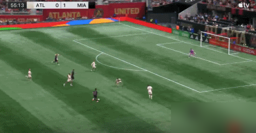 梅西这球把队友都过了，还顺便穿了俩裆。10月18日美职联，迈阿密国际客场打亚特兰大联，39岁的梅西中路推进，跟队友连续两次撞墙，节奏快得对面后卫根本反应不过来。最离谱的是最后那脚低射，球从防守球员裆下钻过去，又从门将裆下钻进去。四分钟后他又来一个长途奔袭单刀，直接梅开二度。主帅赛后说这人不是地球的，