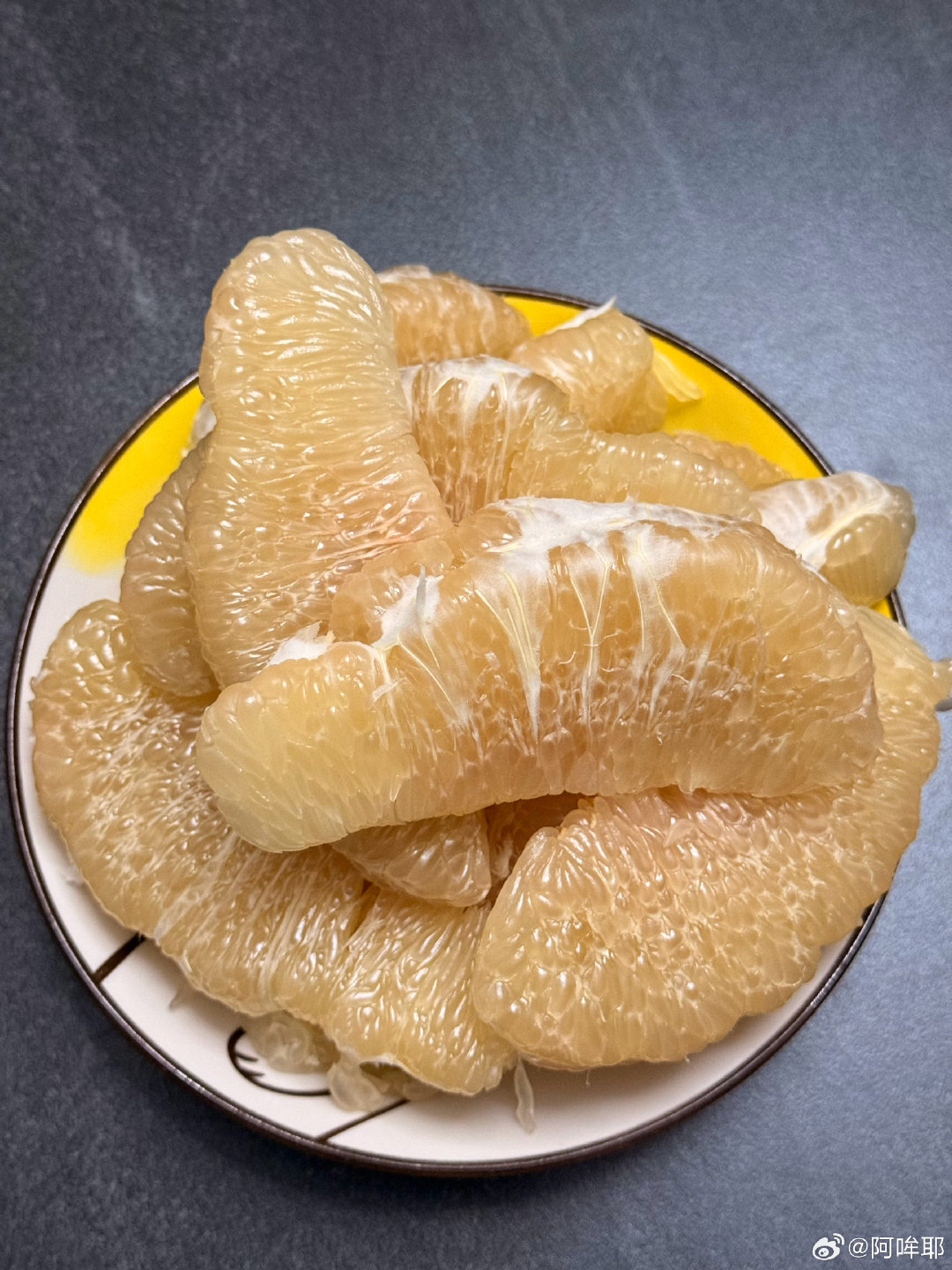 上大学那会巨爱吃柚子，
还让我妈给寄过一箱柚子，
当时觉得学校附近水果卖的好贵。

现在家里买柚子都是老吴吃，
我每次爱剥，但不爱吃[皱眉]
就剥这一大盆特别有成就感！

#徐艺洋曾回应老公出轨怎么办#只能说再见 ​