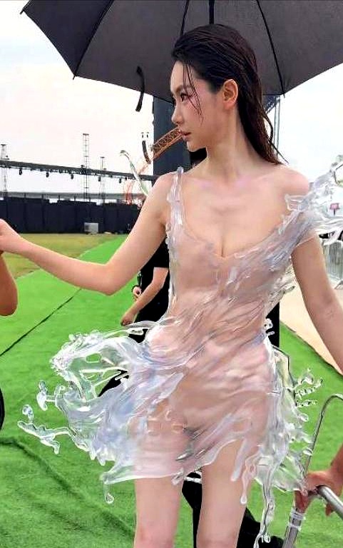 时尚芭莎红毯上，41岁的戚薇穿着一件16公斤重的透明“水花裙”，连路都走不成，硬生生被工作人员用板车给推了上去，直接看呆了全网
 

这身裙子是用树脂一体3D打印的，视觉上像是一捧水泼在身上，实际上就是个硬邦邦的塑料壳子。穿上去坐不能坐，迈不开腿，全身被箍得僵硬，远远瞅着甚至有些衣不蔽体，纯粹靠死撑