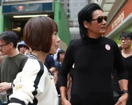周润发上鲁豫节目那次真的绝了
鲁豫问裸捐五十六亿是真的假的。他说对。鲁豫又问为什么。他说死了带不走。然后低头继续吃面。路边摊那种牛杂面。塑料碗。一次性筷子。鲁豫坐在对面表情像被人往碗里倒了半瓶辣椒油。张着嘴愣了大概三秒。
我后来专门查了一下。他跟发嫂陈荟莲2018年就签了基金会协议。白 ​