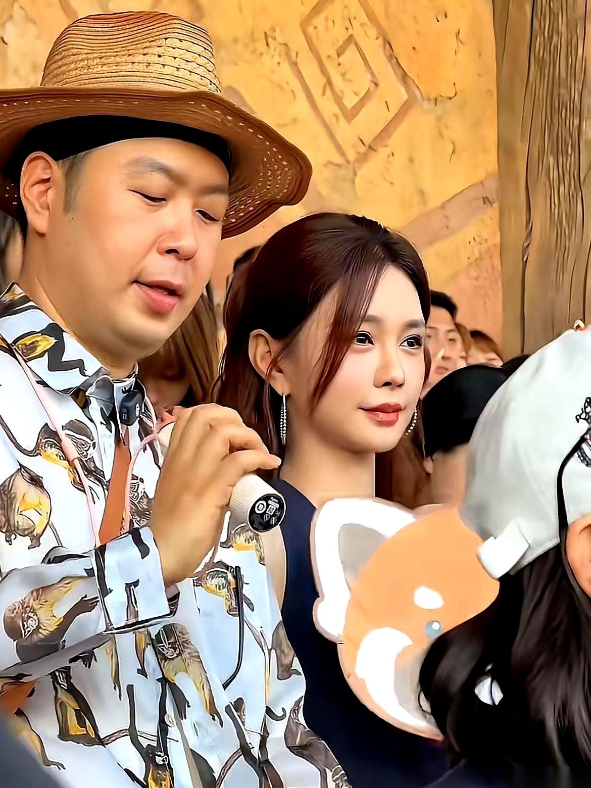 杜海涛在镜头前坦白自己想要个孩子，沈梦辰转头就回了一句：婴儿床从来不是人生的标配。
恋爱长跑这么多年，证也领了，很多人觉得下一步就该顺理成章把摇篮摆进屋，结果两个人的步调在这里直接分了岔。
杜海涛盼着三口之家的热闹，这想法很直接，也很朴素。但沈梦辰硬是把这道催生题推了回去，没顺着大众的心思点头。
很