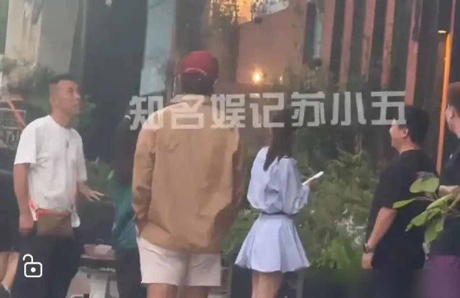 陈思诚对现任和前妻的切割，太精明了！
前两天刚被拍到，他和离婚5年的佟丽娅合体带娃聚餐，互动松弛自然，全程围着儿子转。
跟现任女友阮巨感情稳定，但半点儿资源没倾斜，女方至今还在演配角。
要知道，这位1999年出生的贵州姑娘，比陈思诚足足小了21岁。两人2022年因为拍科幻剧《球状闪电》走到一起