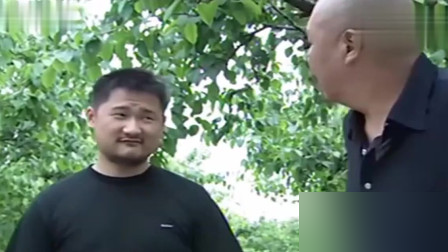 孙红雷压根没见过张宝林真人，就靠一摞案卷加几张照片，琢磨出了刘华强。结果张宝林亲弟弟看完直说，那股枭雄味儿，演出来了。
可办案刑警一句话把滤镜干碎了。真人张宝林，个子不高，逃命时跟惊弓之鸟似的，哪有什么运筹帷幄，就是暴戾加亡命。
剧里刘华强重情义、有魅力，现实里这人只会用猎枪说话，连弟弟都护得勉