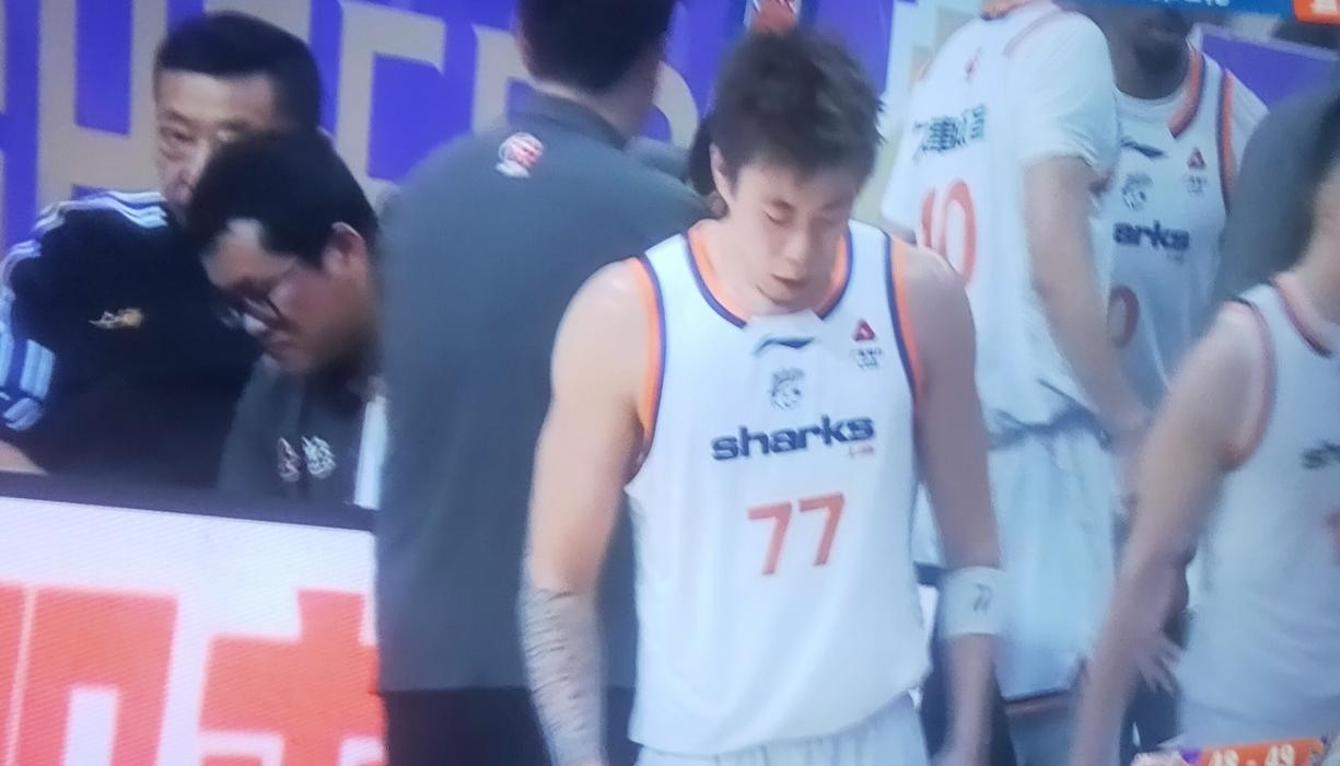 张镇麟刚从美国打球回来那会儿，身上顶着多少冷嘲热讽，估计很多看球的都没忘。
动不动就有人扯他母亲的背景，说他是靠关系上位的“大少爷”，球风也被批太独、太飘。
可昨晚打北控这一场，他一个人轰下28分3个篮板4次助攻，顺带还砸了一个技惊四座的暴扣，直接把主场气氛点燃了。
底角空心三分、背身单打转身