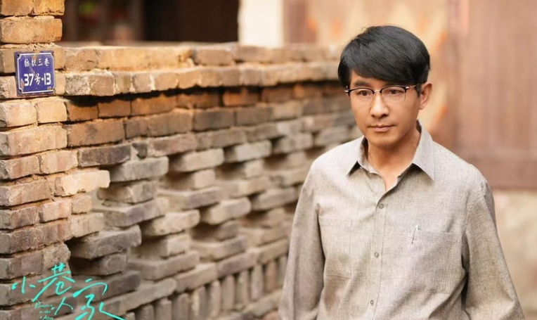演员郭晓东说：“当年，上大学时，我们班女同学但凡要出去拍广告，去跟崔老师报备的时候，崔老师都会说，必须得带着郭晓东，否则的话，你们全部都不准出去。”

老师为什么要这么做呢？她知道郭晓东家里穷，想让同学们带着他出去赚点零花钱。

乍一听，这话有点&