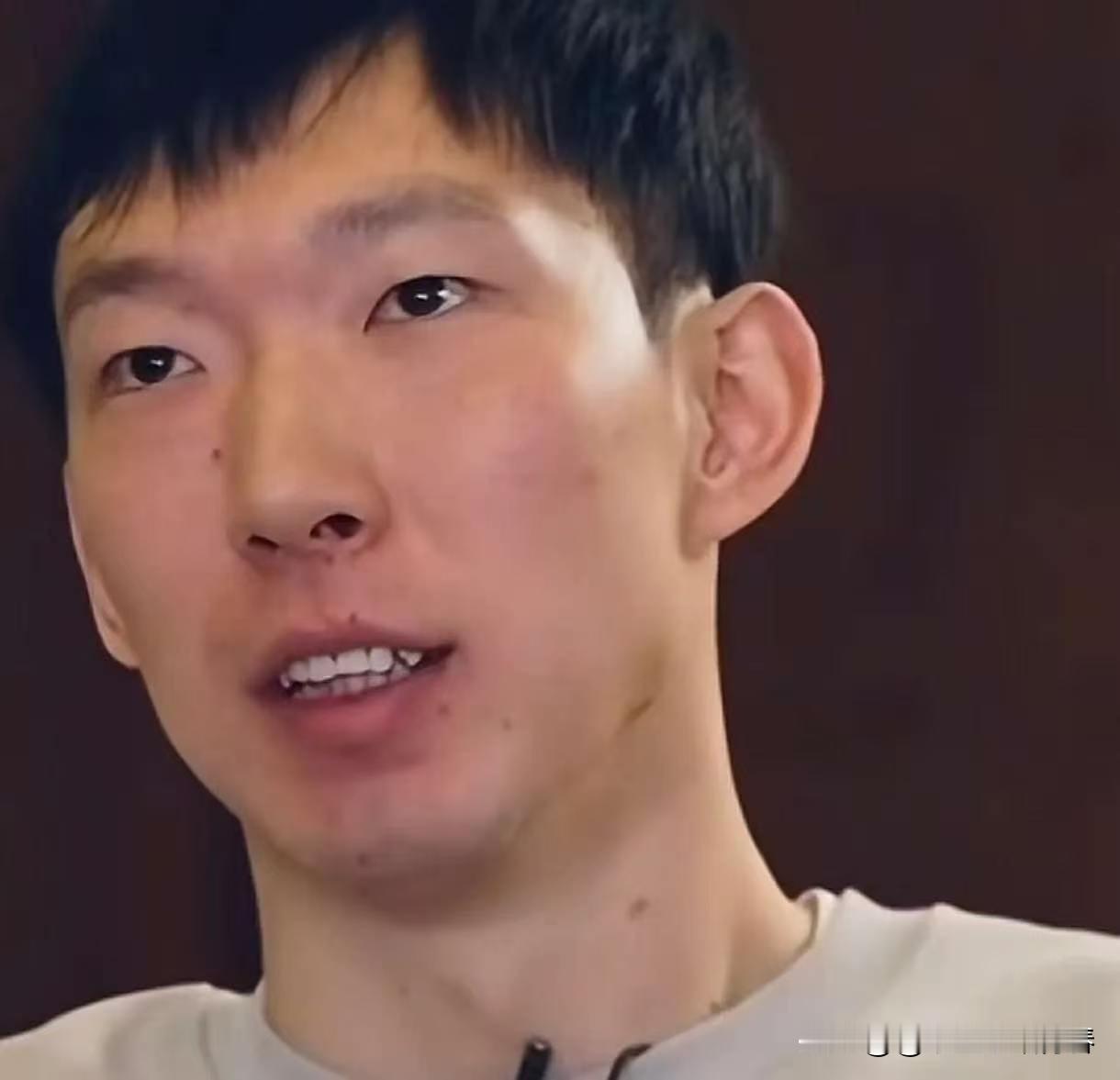 扎心！周琦谈:遗憾未能与中国男篮冲击世界杯:

作为一名篮球运动员，能够为国家队征战无疑是最大荣耀，遗憾的是，此次未能和国家队队友一起并肩作战，或许是自己的能力水平有限，达不到教练组很战术体系要求，毕竟技术已经定型，很难再改变打法。

有球迷表示:一个健康的周琦，毫无疑问是国内中锋位置实力独一档的球