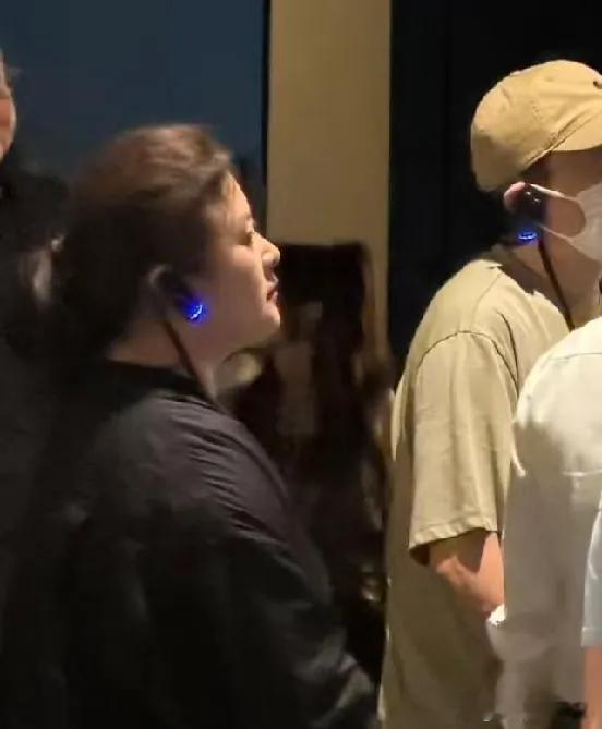 有游客在成都三星堆偶遇沈腾一家人。
沈腾陪着坐轮椅的父母参观博物馆，亲自推着轮椅，还弯腰给长辈讲解文物，十分孝顺，妻子王琦也一起同行。
王琦很好辨认，整个人是比较圆润松弛的状态。她年轻的时候颜值出众身形纤细，生完孩子之后，因为体质问题身材起伏比较大，也曾被拍到双下巴很明显的阶段。
 ​