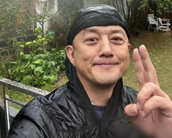 李亚鹏当年最红的时候跑了，不是没戏拍，是他自己不要了。
2000年《笑傲江湖》播出，令狐冲让他一夜爆红。济南泉城广场，十几万人围着他喊，换别人早飘了。他站台上只有一个念头：我好像没付出那么多，凭什么拿这么多？心里发毛。
后来他真就不演了，43岁正式息影，一头扎进生意场，赔得一塌糊涂，欠债被追着跑