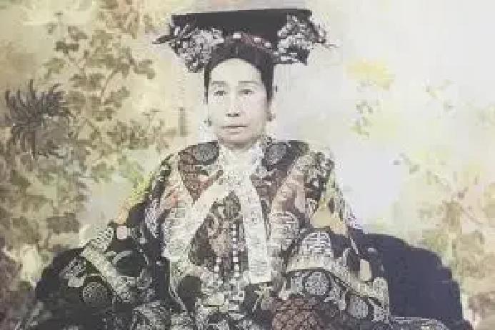 光绪二十八年，慈禧脖子上长了个毒疮，众太医束手无策。乡村郎中禹会元捉了几条蚂蟥，塞进慈禧的衣领。慈禧惊叫：“好痒！”说着就要伸手去挠。禹会元却赶紧阻止：“别动，否则办法就不灵了！
 
蚂蟥吸盘紧贴皮肤，慈禧的手指停在半空，又缓缓收了回去。她眉头皱着，嘴角却微微向上弯了一下。“有点意思。”她声音低了些