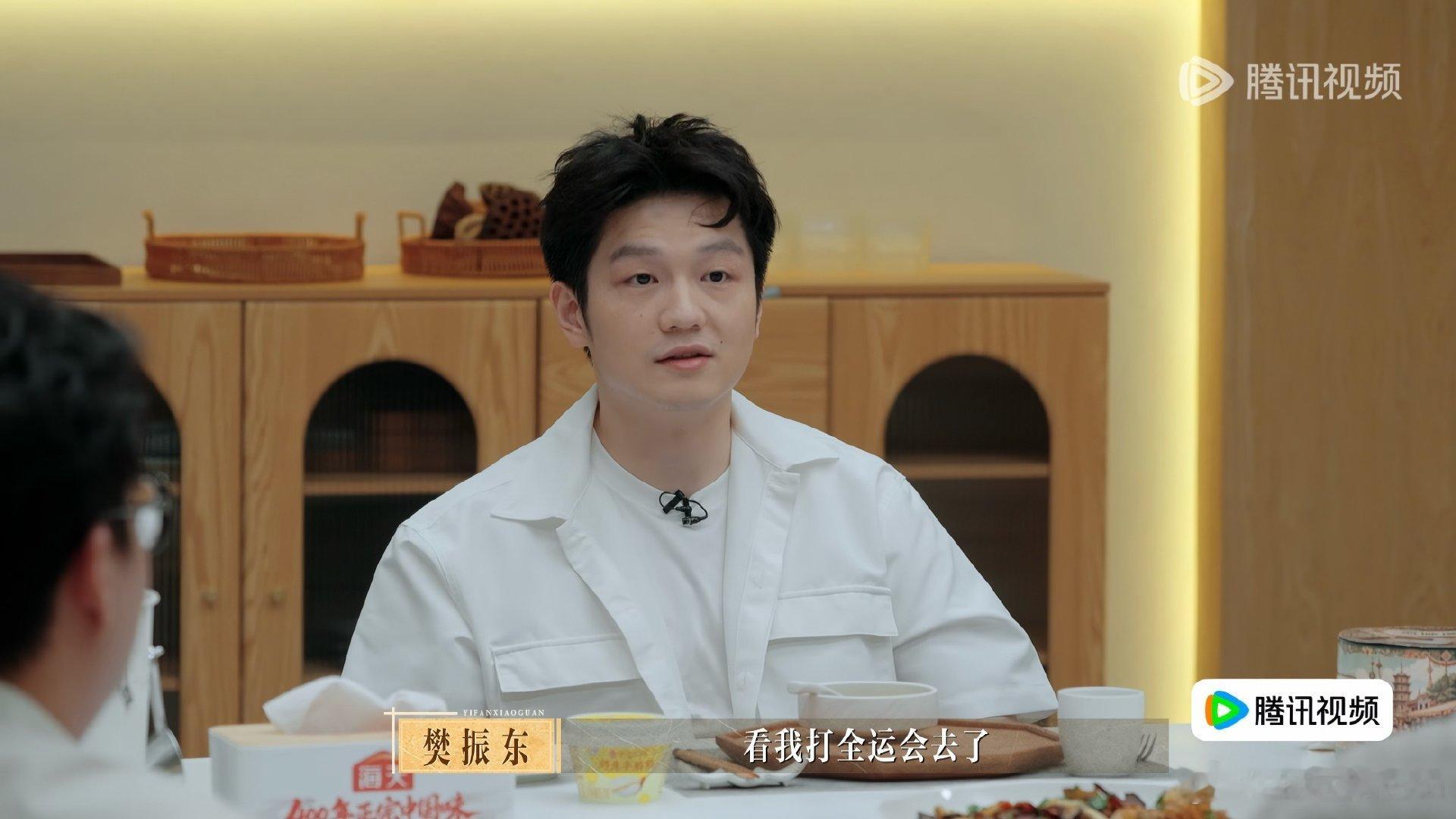 所以David是全运会看到东哥吃的比较随意吗？吃三明治？？可怜小宝啃着面包把冠军拿了[抱一抱] ​