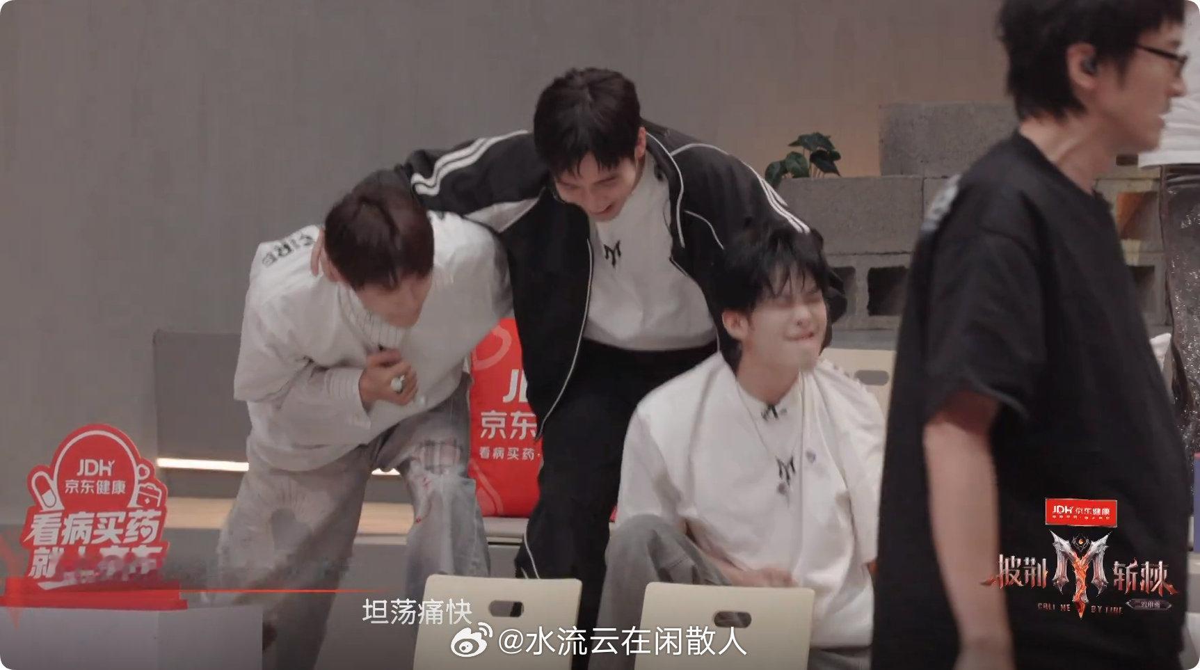#披荆斩棘#终于找到郭晓东的舒适区了，好适合天下过客这首歌，已经开始期待镖人这个古风舞台，扮上妆造应该会很不错【一公的醉拳就好看的】
Ps 笑死怎么这个张彬彬队每次搞抽象台上都是王传君队，而且三步之内又有看病买药上京东，金主爸爸这波热度抓得跟去年歌手生哥泽林的王老吉异曲同工[偷笑] ​