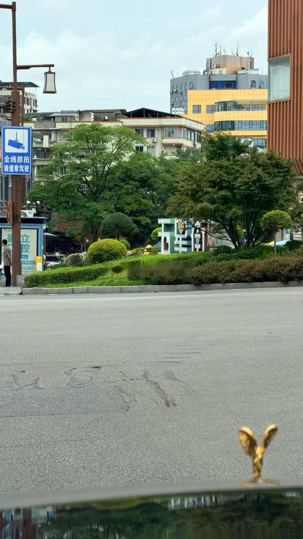 别赶路、感受路
#自贡520婚车服务商##自贡婚车##自贡备婚##自贡劳斯莱斯婚车# ​