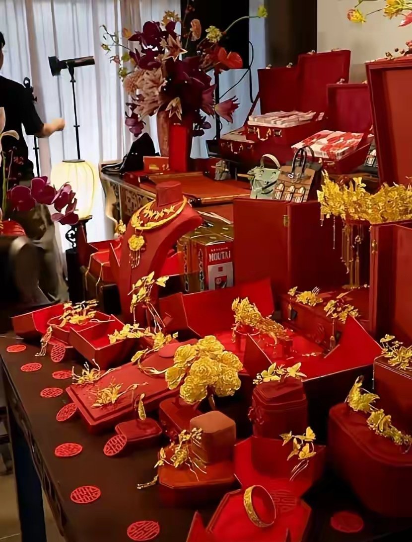 梅尼耶大婚排面拉满！10斤黄金当聘礼，红旗国礼当婚车，王鹤棣暖心送祝福 ​