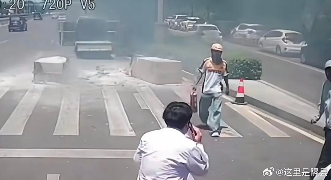 送餐路上逆行救火，山西外卖小哥郭亚斌登上全国勇士榜！

近日

中央政法委发布

 2026年第三季度见义勇为勇士榜 

共有79位见义勇为勇士

获通报表扬和奖励慰问

其中

山西临汾外卖骑手郭亚斌

榜上有名

今年6月，一段外卖骑手冲向着火货车灭火的视频在央视新闻播出后，让许多观众深受触动。画面中 ​