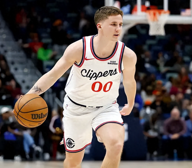 NBA再“捡漏”！23.5分“球场大杀器”重磅签约，火箭这下赚大了

火箭已经官宣与肖恩·佩杜拉签下一份双向合同，NBA官网显示，他身高1米85、体重88公斤，出生于2002年10月10日，截至现在还是23岁。

佩杜拉最硬的一张牌，是2025-26赛季G联盟年度最佳新秀。

28场常规赛，他场场得