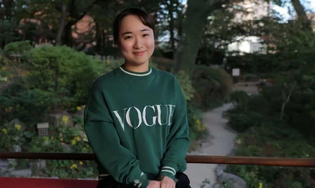 这笑容里全是不放弃的韧劲！前有对阵印度队爆冷输球，后有面对王曼昱开局被...
