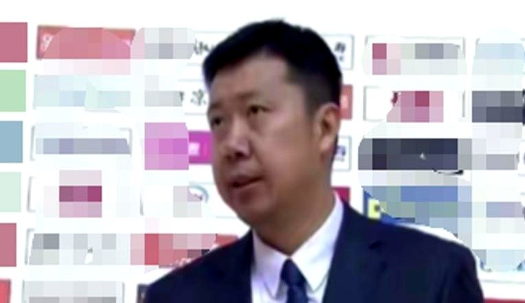 李弘权死死护住13个篮板，崔永熙满场飞奔补漏，男篮还是输了。

一遇贴身紧逼，球就传不出去，投篮动作直接变形。对手一打反击，退防的人慌成一团，甚至低着头互相埋怨。

王治郅一针见血戳破了窗户纸。赛前吹的内线高度全成了摆设，战术跑得像背书。胡金秋在内线凿得再狠，也掩盖不了对抗一上强度就不会打球的死穴。