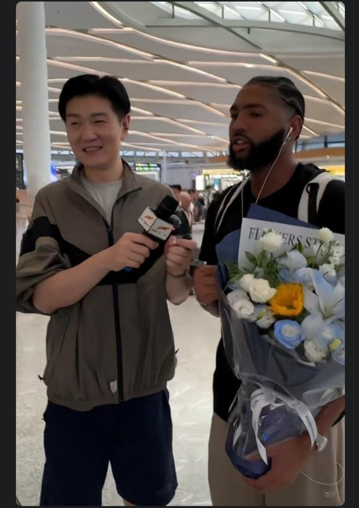 新疆男篮大外援劳森今天抵达乌鲁木齐，总经理买吾兰亲自到地窝堡机场接机，这波操作直接把球迷悬了大半个休赛期的心给稳了大半。
现在三外援阵容彻底落定，留队的劳森搭配已经参训的卡梅隆杨，下周小外援辛普森也到队合练，一内两外的组合刚好补上之前两个赛季外援走马灯换、体系始终搭不起来的老毛病。
本土阵容更是没的