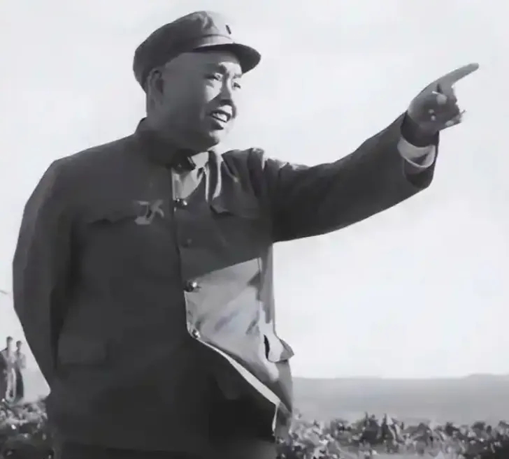 1971年冬，许世友视察南京长江大桥，见哨兵顶着鹅毛大雪在岗亭外硬扛，当场拍板要盖岗楼。管理人员却面露难色，一句“不行”直接顶了回去：“动了岗楼，大桥的整体美观谁来负责！”
 
这件事可以印证许世友一贯爱兵如子的作风，相关记载散见于南京军区的回忆史料，也被收录在人民网刊发的《将门布衣——追记许世友将