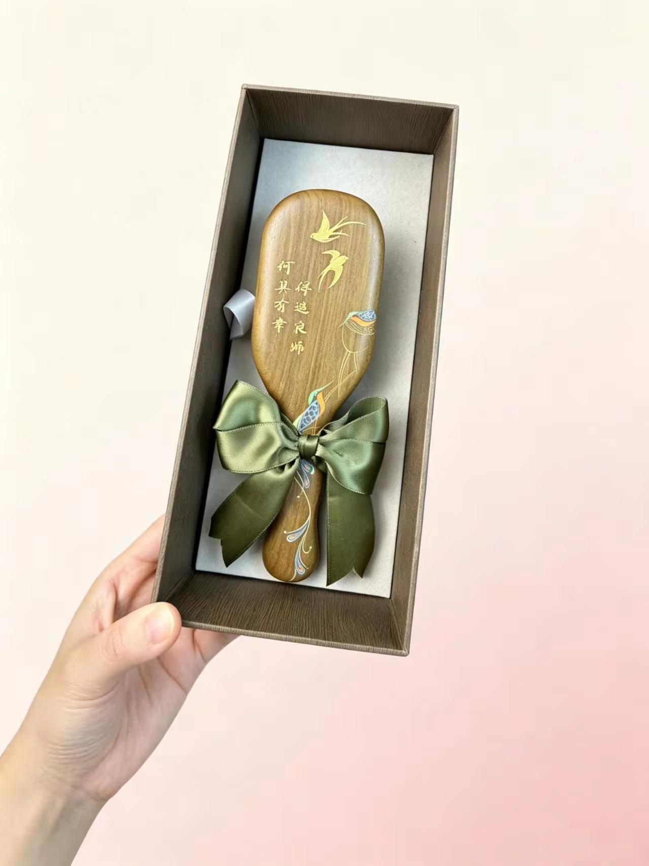 我负责准备惊喜，你负责送去心意，教师节礼物🎁抓紧预定哦！[嘿哈][嘿哈][嘿哈]