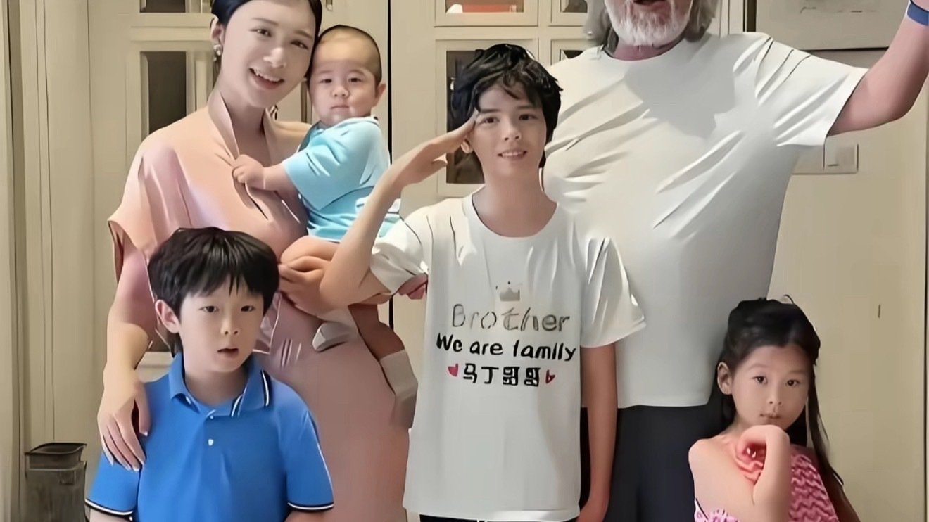 #张纪中儿子像外国人##张纪中儿子长相像混血#第一次刷到的时候我也以为是外国孩子，了解之后才知道是混血宝宝马丁。 ​
