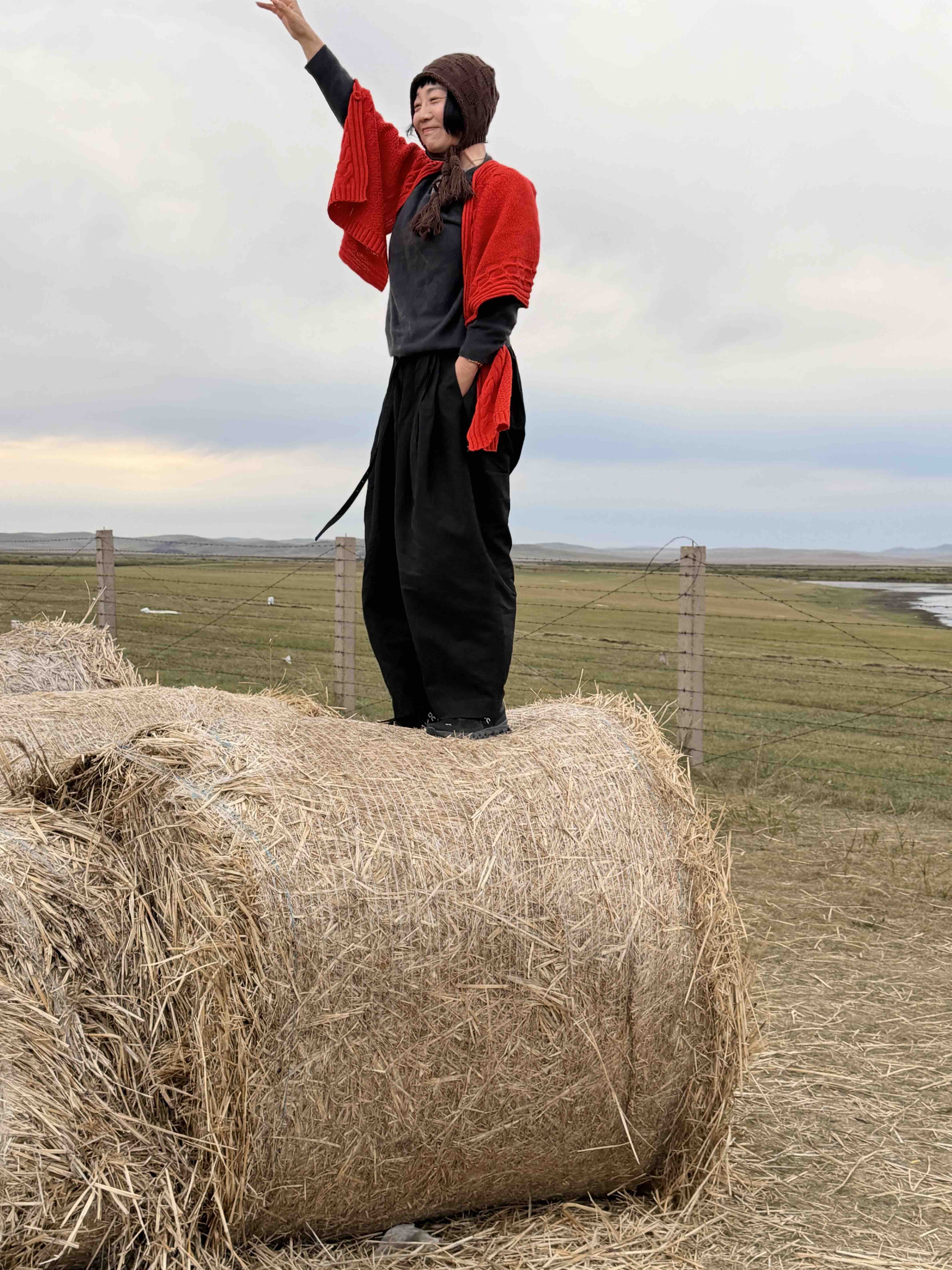 大兴安岭的落日美得让人心颤。旷野里到处是草垛“瑞士卷”，一卷一卷，仿佛大地上的音