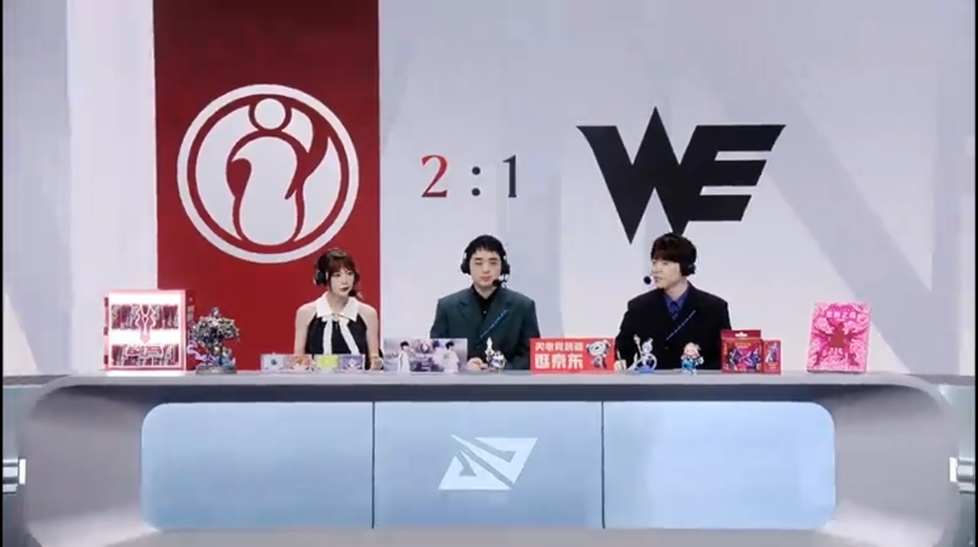 IG VS WE BO5，
第三局由IG拿下，
比分来到2-1！
这一局解说把MVP给到Wei，
他们说了算！
IG这一局惊天大翻盘，
最后的确是靠Wei巨魔立柱卡到了About寒冰，
这一点不否认！
但是Wei巨魔对线上帮助是副作用的，
前期游走下路，
不和jiaQi烬集火秒掉天肥的飞机，
反而贪