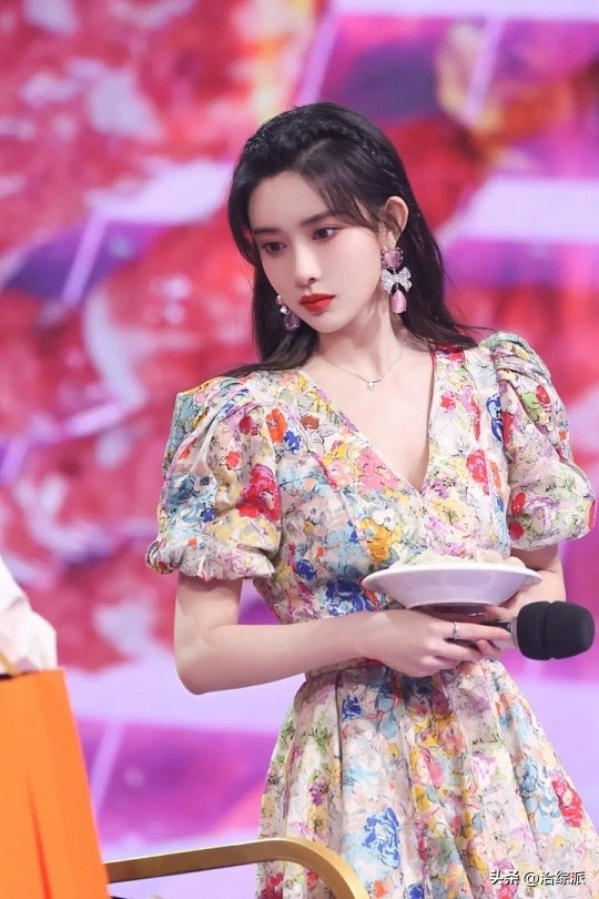 记者：“孟姐，你最近综艺很多，是不是不拍戏了？”
孟子义：“不是不拍戏，是挑剧本需要时间。”
记者：“那综艺就不挑了吗？”
孟子义：“综艺也挑啊，我挑能让我开心的！”
记者：“那你现在开心吗？”
孟子义：“当然，和你们聊天就很开心！”