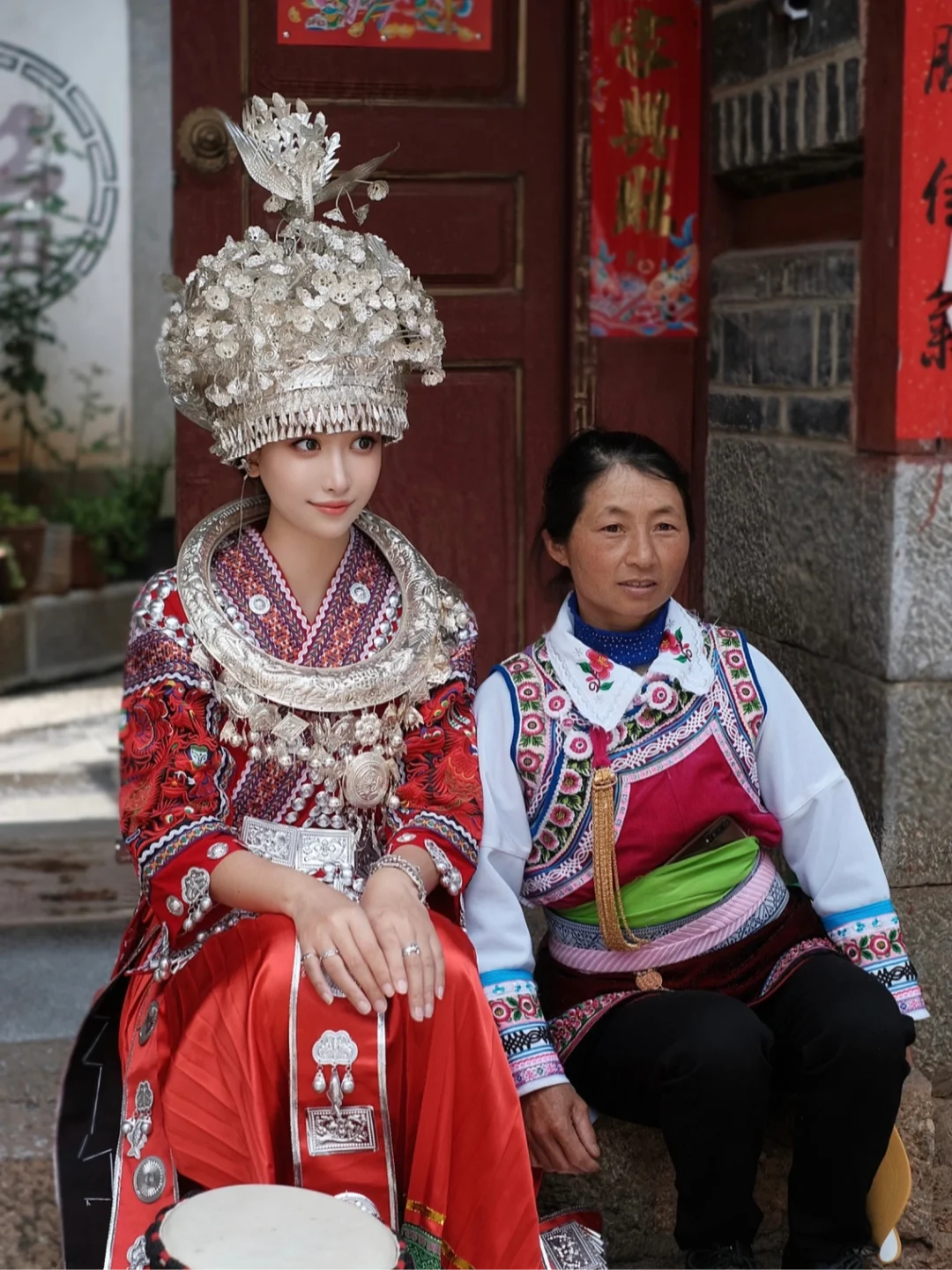 在丽江民宿免费租了套苗服，被白族游客合影