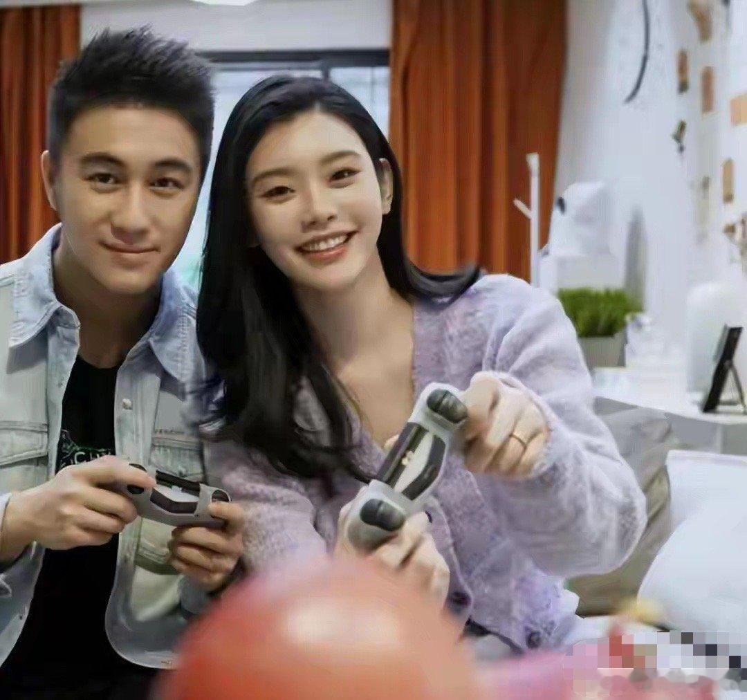 奚梦瑶可能将考虑生育三胎,并非出于她本人意愿，也不是何猷君的想法,而是家族内部的传统，早已定下,何猷君采访时被问到计划生育子女数量 ​