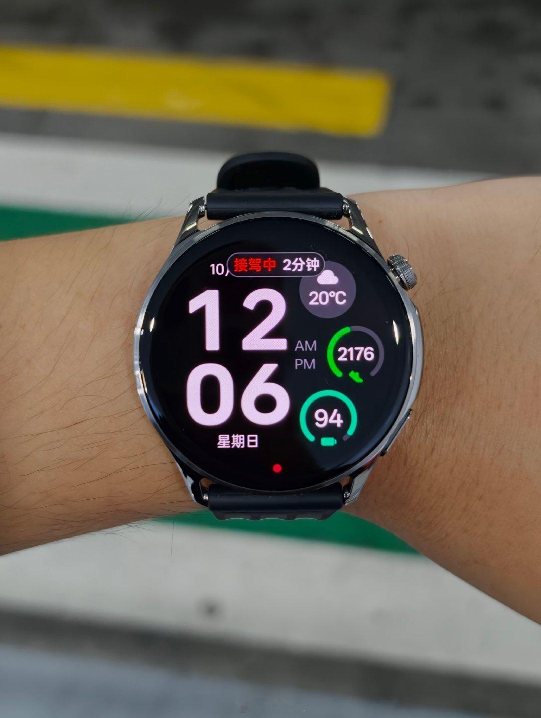 OPPO watch s2这个灵动岛类似物做的是真的牛批
滴滴打车的时候，叫车，接驾，车牌每一个流程都有相应的推送，点击手表灵动岛之后信息显示的和手机上的没差
而且你要知道这只是一个半智能手表，这个半智能rtos系统OPPO一共就俩手表在用，做的还这么用心真不容易。
反观…… ​