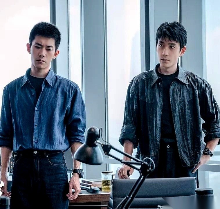 朱一龙和易烊千玺，两位当红演员被指出一个表演上的难题。
他们能演好深沉和癫狂，却似乎演不好男女间打情骂俏的“贱样”。
有人说根源在于他们“不快乐”，不像梁朝伟周星驰。这到底是苛责，还是说到了点子上？
这个观察，最初来自朱一龙在《空枪》里的表现。有人看完觉得，他和易烊千玺身上，似乎都有一种相似的“不快