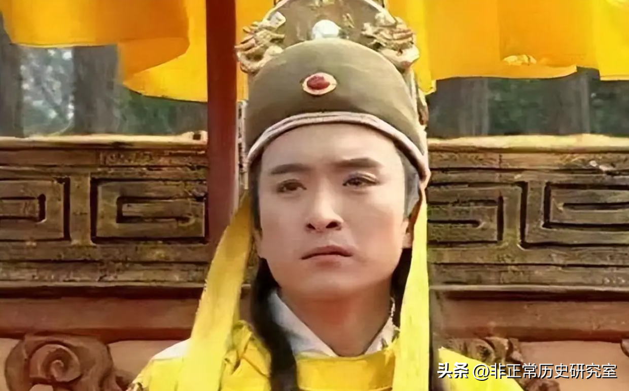 隆武被俘后，两个明朝宗室为了争夺正统，居然在清军进攻期间自己先打了起来。

事情的起因是隆武朝大臣拥立谁的问题。

一开始，广西巡抚瞿式耜、两广总督丁魁楚迎立的新帝是桂王朱由榔。

朱由榔是万历目前唯一活着的血脉，年二十四岁。

不管是血脉还是年龄，都是最合适的，其他大臣也没有反对。

在瞿式耜和丁