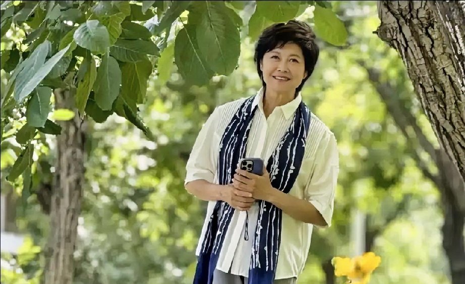 韩乔生最先发文悼念敬一丹，我不意外。老搭档白岩松接受采访缅怀，我也不意外。但和她一起斩获金话筒奖曹可凡的悼词，一下让我感动了。

二人并非日常一起搭档录节目的同事，只是同年斩获主持界最高荣誉金话筒，相交整整三十载。曹可凡的文字，没有过度煽情，却点透了敬一丹最珍贵的底色：平日里相见次数并不算多，可每一