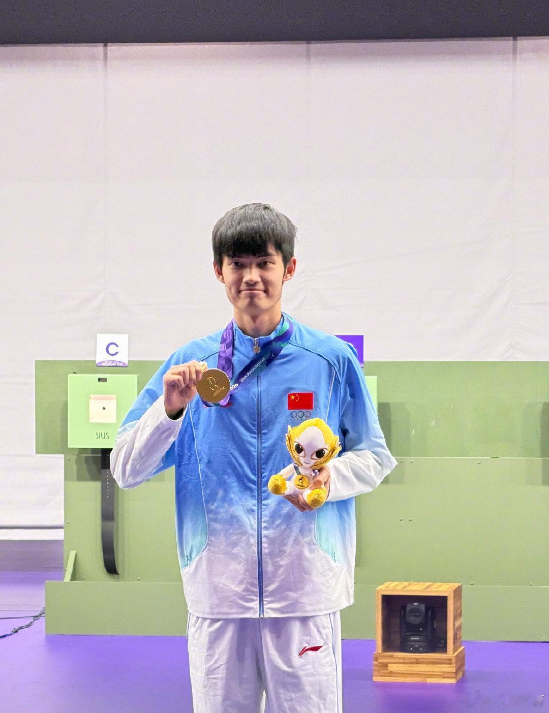 #盛李豪第3金#
亚运会射击赛场再传捷报！盛李豪搭档王子菲出战10米气步枪混合团体，以破世界纪录的成绩拿下金牌。这也是他本届亚运收获的第三枚金牌，成功解锁三金王成就。稳定的心态，精准的发挥，年轻小将不断刷新自我，期待盛李豪未来继续绽放光彩，为国争光。 ​