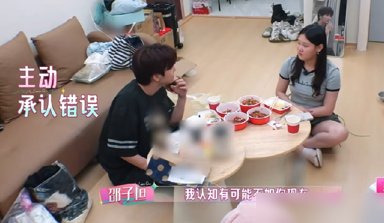 奥运冠军张家齐，竟在节目里对着男嘉宾脱口而出：你爸爸不能是我爸爸吗？
全场都愣住了，屏幕外的亲妈更是脸都黑了。
起因是男嘉宾邵子恒聊起自己的家庭，说他爸邵兵进他房间会敲门，吵架了会主动道歉，甚至承认我现在认知不如你。这种平等、尊重的相处模式，让张家齐羡慕到眼眶发红。
她从小就在高强度的训练中长