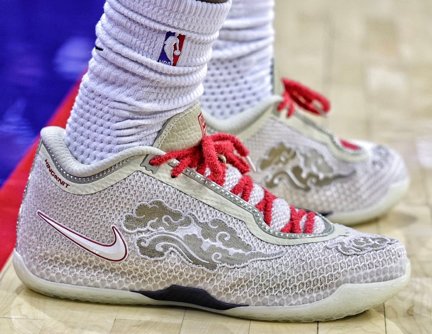 詹姆斯76人的公开对抗赛首秀中上脚的“Greater China” Nike LeBron 24s，这款鞋款灵感来源于即将到来的中国农历新年，预计将于2027年初发售： ​