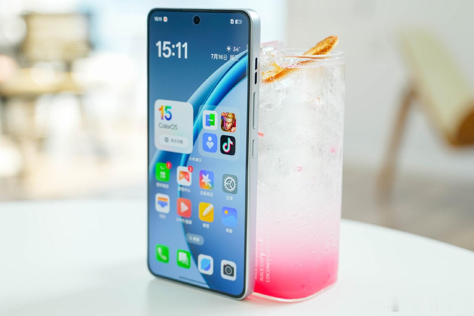 #新旗舰和上代旗舰该怎么选# 有人就爱大屏长续航、要专业拍照、要大内存存东西，这些人你让他买标准版他还不乐意。而标准版要走量，定价不能太离谱。Pro Max把料堆满，正好接住那批"一步到位"的用户。

为什么要做那么多档位，是因为你不做这一档，这部分钱就让别人赚了，还显得产品线单薄。其实就是——愿意花的人我给你顶配，预算紧的人我给你入门，各买各的，谁也别绑架谁。#数码主理人#