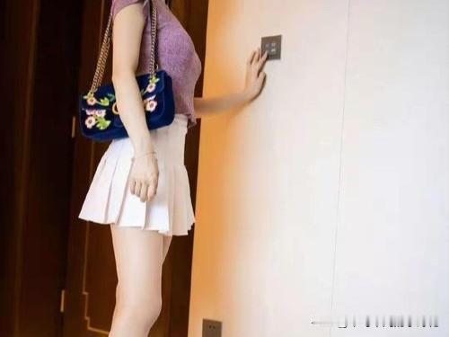 妻子自家装监控，实锤丈夫带多名女子出轨，法院：证据无效。
 
最近这起离婚官司，真的颠覆了很多人的认知，全网网友吵得不可开交！明明手里握着实打实的出轨监控画面，妥妥的铁证，最后却被法院判定无效，让人看完满心憋屈。
 
事情发生在厦门，当事人吴女士和丈夫结婚多年。平日里她总觉得夫妻关系不对劲，为了居家