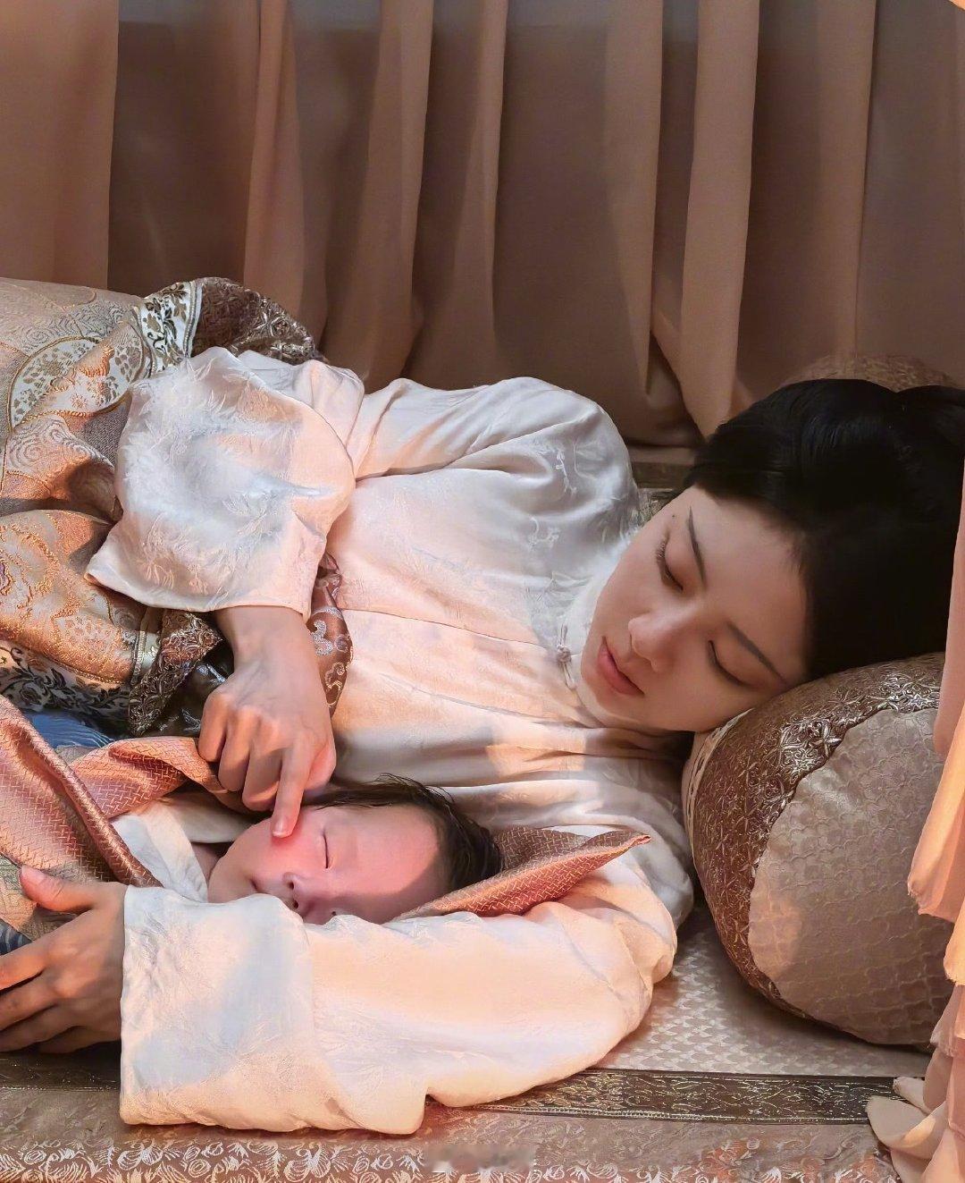 #谭松韵计划27岁结婚30岁前生娃#
年少时给自己写下人生时间表，期待27岁成婚、30岁前拥有宝宝。多年过去，计划没能如约兑现。谭松韵曾在节目大方拜托何炅帮忙介绍对象，坦言内心期待温暖小家，却不愿为了完成年龄任务仓促将就。人生不必按时间表打卡，舒服合拍的感情才最重要✨ ​