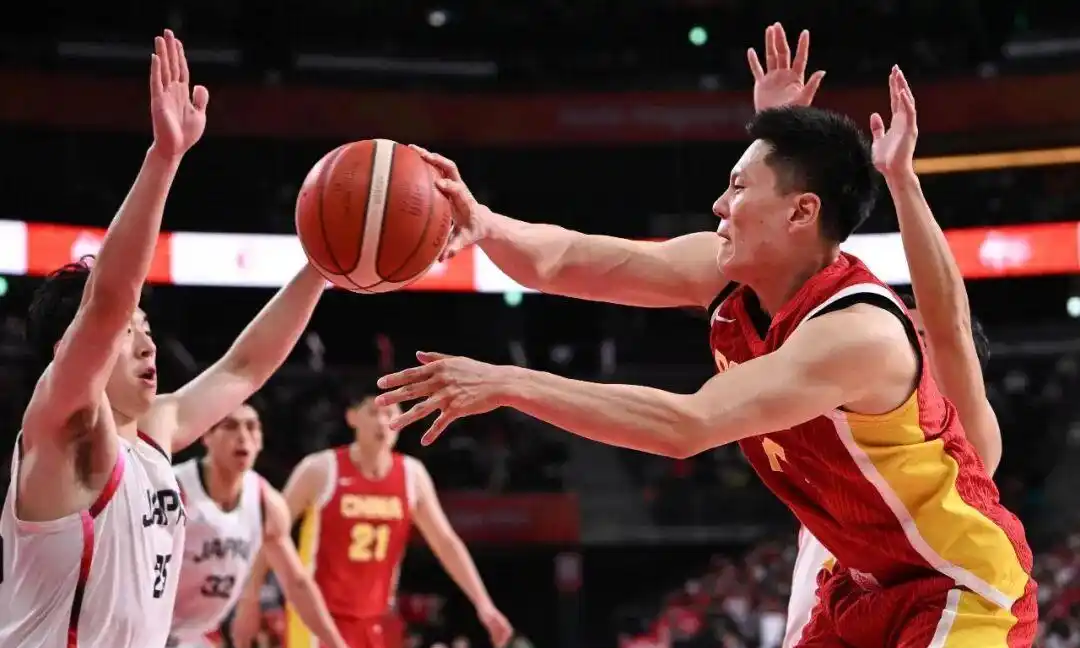 中国男篮输给日本队20分，丢掉的不只是一场亚运会半决赛，还有过去多年积累的体面。

名古屋亚运会半决赛，中国队最多落后35分，最终77比97败下阵来，刷新了中国男篮亚运会最大输球分差。此前，这个纪录只有8分。

更刺眼的是，对手并不是完整阵容。日本队没有八村塁，也没有河村勇辉，场上更多是年轻球员和替