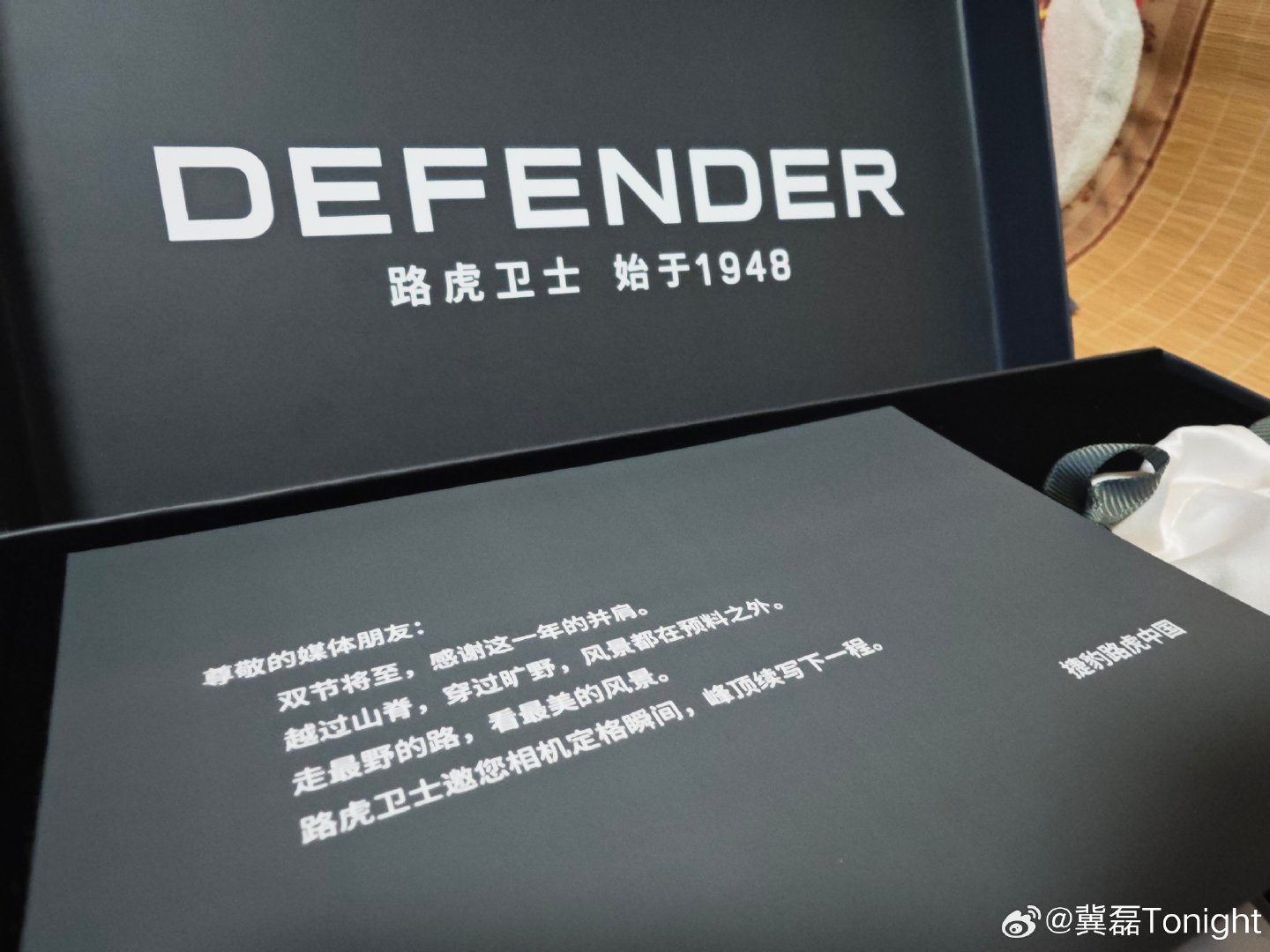 刚要出门就收到快递，捷豹路虎寄来的拍立得相机，来得早不如来得巧，正好十一假期自驾出游带上拍照，多谢[不愧是你]  ​