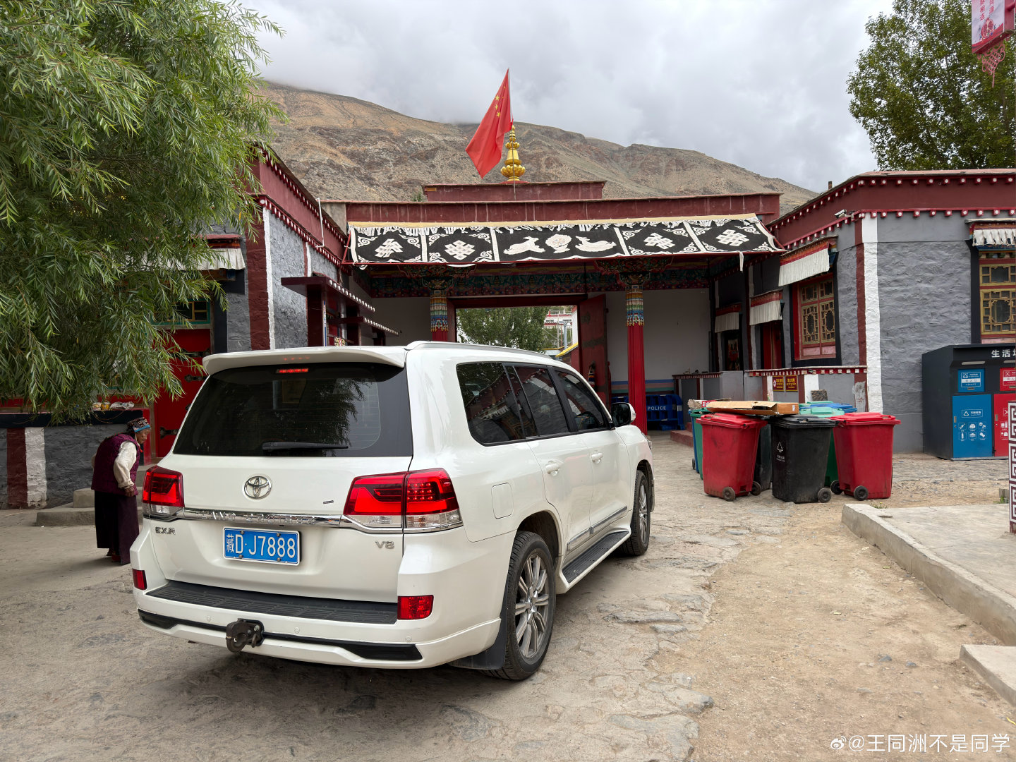 普兰县的科迦寺，兰德酷路泽还是很权威的
一个师傅开，很带派

寺院千年历史了，里面的文殊菩萨据说自然形成的，护法殿里贡酒都是茅台

#西藏旅行##我的日常plog##我和汽车的日常#  ​