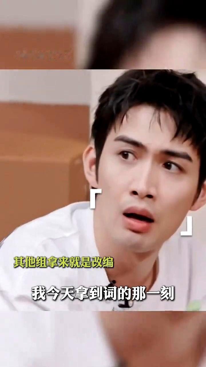 三个连五线谱都认不全的男演员，硬生生把音乐竞技节目熬成了喜剧片。

李光洁、张彬彬和曹骏凑一堆，别人找老师改编，这仨大老爷们躲排练室死记硬背。李光洁一开口，直接跑调到姥姥家。

盯着满篇音符，李光洁揉着太阳穴自嘲是音乐界的砂纸。连轴转的排练让他几度想卷铺盖走人，干脆在镜头前跟导演组掰扯下班时间。