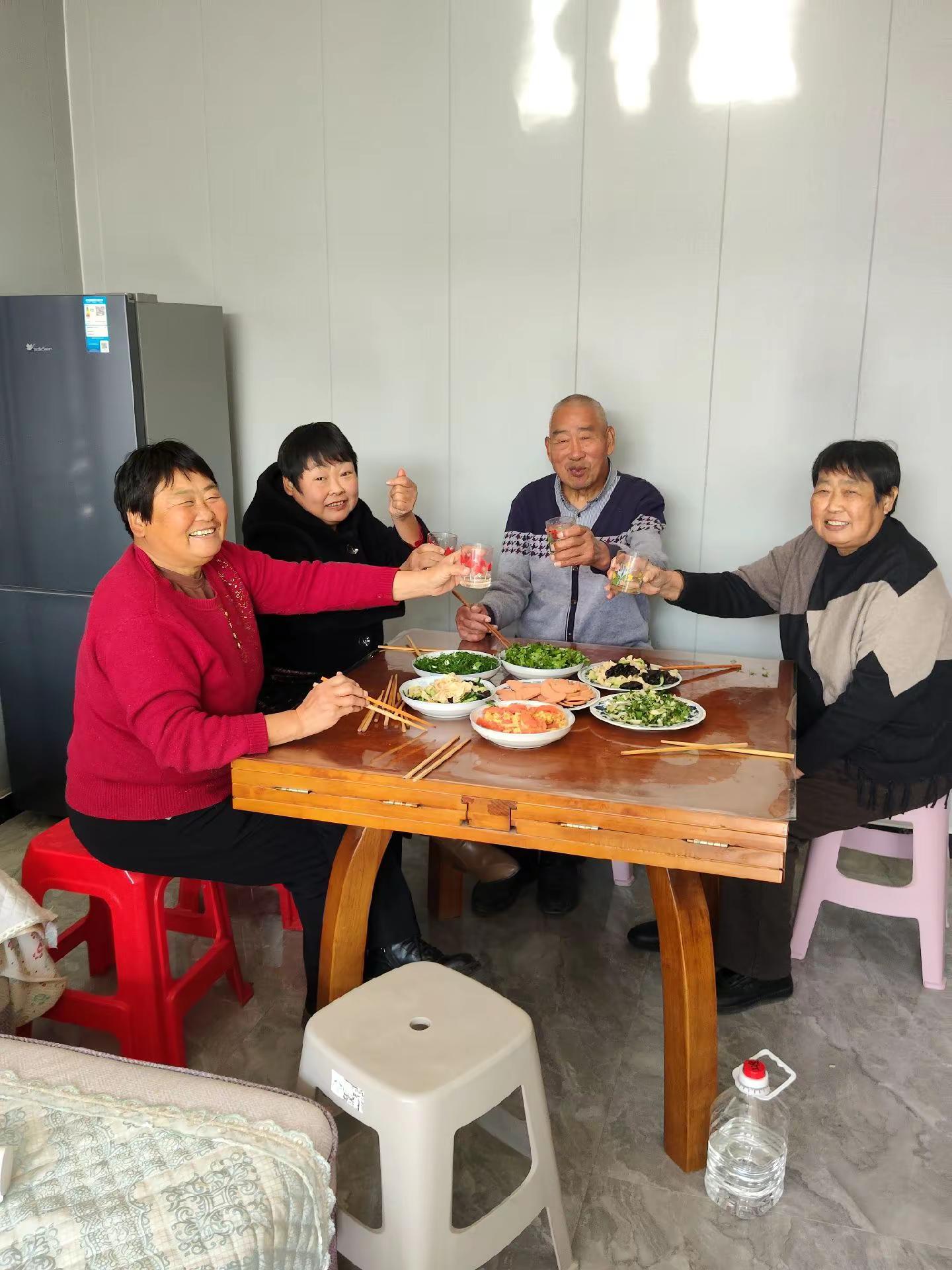 <p>兄弟姐妹情深 <!--{img:0}--><!--{img:1}...